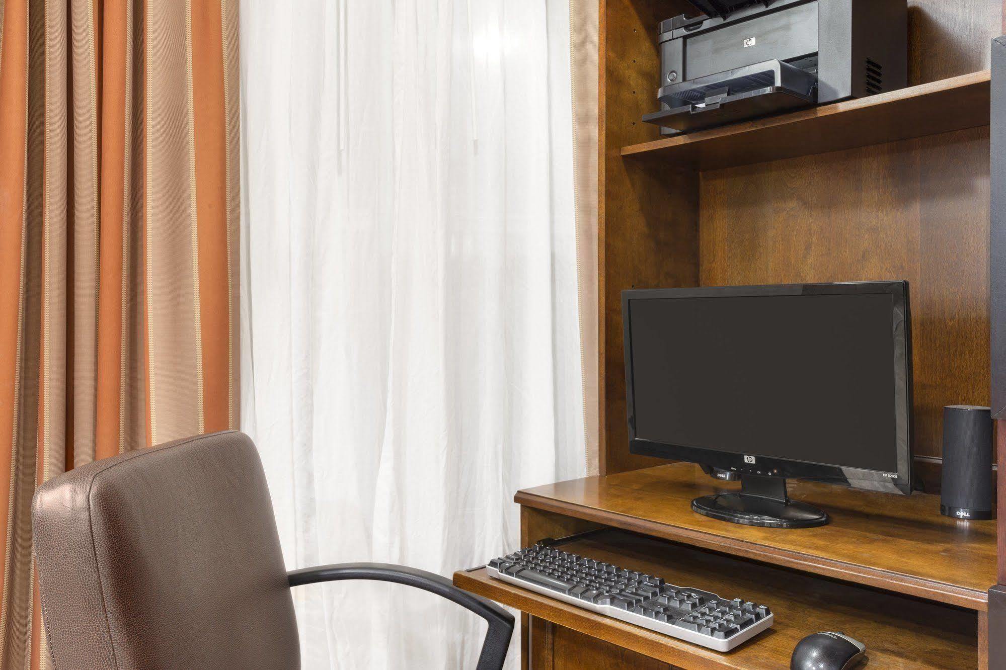 Red Roof Inn & Suites Μίντλαντ Εξωτερικό φωτογραφία